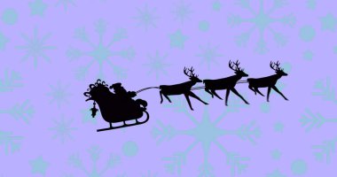 Süzülen Noel Baba, lavanta tarlasında ren geyiği takımıyla süs kızağı sürüyor. Şenlik, tatil, kış, kutlama, büyülü, neşeli, mevsimsel
