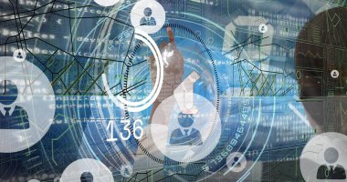 İnsan eli, çalışma alanındaki dairesel UI kontrolünü Avatar simgeleri ve veri örtüleriyle etkinleştiriyor. Futuristik, teknoloji, arayüz, veri, dijital, yenilik, bağlantı