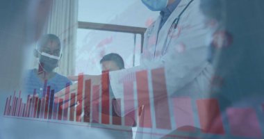 Maskeli doktorların pediatrik hastalarla birlikte muayene odasındaki tablet verilerini gözden geçirmesi, kopyalama alanı. Tıbbi, sağlık, pediatrik, danışma, klinik, veri, analiz