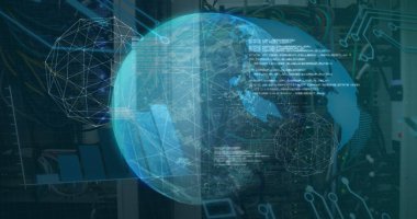 Kablo küreleri ile veri merkezi raflarının üzerinde dönen şeffaf dijital Dünya küresi yansıtılıyor. Holografik, geleceksel, dijital, ağ, teknoloji, sanal, veri