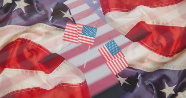 Masanın üstünde buruşuk bayraklı iki tane minyatür Amerikan bayrağı var. Vatanseverlik, kutlama, ulusal gurur, işçilik, vatanseverlik, klasik, dokulu