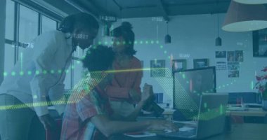 Bilgisayarda yazı yazan ve finans grafiklerini aktifleştiren bir adam akıllı telefon tutan ve veri okuyan bir meslektaş. İşbirliği, takım çalışması, analitik, modernlik, veri analizi, teknoloji, iletişim