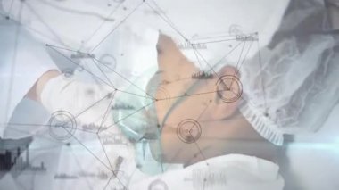 Klinisyen, çocuk hastaya oksijen maskesi takıyor. Kayışları takıyor, nefes alma çizelgelerine yardımcı oluyor. Tıbbi, sağlık, radyoloji, teknoloji, pediatrik, yenilik, tanı