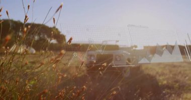 Şebeke belirdiğinde, kamera çimenleri ve SUV 'yi tarıyor, grafikler oluşturuyor, harita görselleştirmesi için soluyor. Doğa, veri görselleştirme, analitik, açık hava, manzara, yenilik, teknoloji