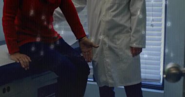 Kadın hasta cekete dokunuyor ve muayene masasından kalkıyor. Doktor, tıbbi güvence veriyor. Sağlık, şefkat, güven, profesyonellik, sağlık, danışmanlık, empati