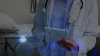 Kadın doktor tableti tıklatıyor ve holografik hasta verilerini inceliyor sonra da grafikler azaldıkça gülümsüyor. Sağlık, dijital tıp, tıbbi teknoloji, fütüristik, profesyonel, tanı, yenilik