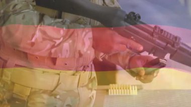 Asker ileri uzanıyor, mermi seçiyor sonra pompalı mermilerini dolduruyor ve ateş etmeye hazırlanıyor. Silah, taktik, ordu, hassasiyet, eğitim, ekipman, hazırlık