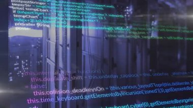 Sunucu rafı ve ufuk çizgisinde beliren kod çizgileri, gece veri işleme sürecini temsil ediyor. Teknoloji, siber güvenlik, veri görselleştirme, dijital ortam, fütüristik, soyut, yenilik