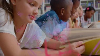 Kütüphanede karalama simgeleriyle ders çalışan sarı sayfaları seçen bir kız. Çocuklar, eğitim, okuma, sınıf, öğrenme, illüstrasyon, akademik