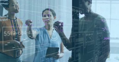 Merkezi kadın holografik verileri çalıştırarak iç görü için çizelgeleri aşırıyor. Teknoloji, yenilik, işbirliği, fütüristik, veri görselleştirme, iş dünyası, takım çalışması