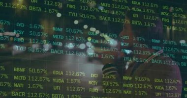 Adam, açık camdaki para akışını izlerken veri sıçraması üzerine telefon görüşmesi yapıyor. Finans, teknoloji, kentsel, dijital, veri, iş, analitik