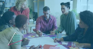 İşletme ekibi etrafında proje verilerinin yükselmesini ve görselleştirilmesini işaret eden hoparlör. İşbirliği, yenilik, strateji, takım çalışması, analitik, sunum, ofis