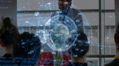 Teknoloji konferansında mikrofonu kaldıran erkek sunucu iş görüşü için dijital küreyi etkinleştiriyor. Teknoloji, yenilik, iletişim, veri görselleştirme, sunum, dijital, kurumsal