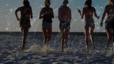 Beş arkadaştan oluşan bir grup gün batımı için kum etkinleştirme teknolojisiyle sörf yapmaya başladı. Kumsal, arkadaşlık, siluet, günbatımı, açık hava, boş zaman, canlı