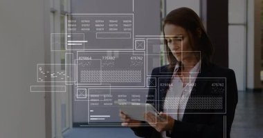 İş kadını tablet arayüzünü tıklatıyor ve animasyon veri grafiklerini inceliyor. Teknoloji, veri, analitik, profesyonel, fütüristik, dijital, çalışma alanı