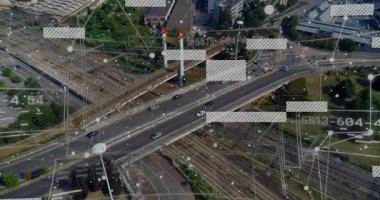 Üstgeçit başlatılıyor. Ağ kaplaması başlatılıyor. Hareket halindeki araçlar trafiği izliyor. Kentsel, ulaşım, bağlantı, altyapı, teknoloji, lojistik, veri