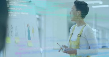 Kadın tasarımcı elinde kalem tutarken ve AR kodu kaplamasını başlatırken moda skeçlerini not ediyor. Teknoloji, yenilik, yaratıcılık, işbirliği, modern, gelecekçi, profesyoneller