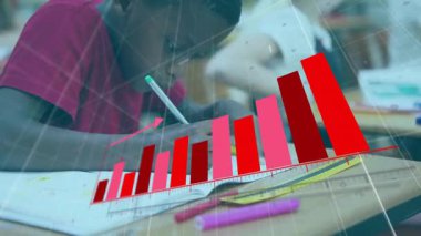 Kalemle yazı yazan çocuk kağıda dokunuyor. Yumurtlama çubukları, yükselen ok ilerlemeyi gösteriyor. Eğitim, öğrenme, ilerleme, büyüme, okul, gelişme, motivasyon