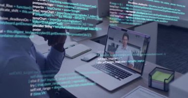 Adam dizüstü bilgisayarı açar ve uzak toplantıya katılır, kodu analiz eder ve tepkiyi hazırlar. Teknoloji, programlama, uzaktan işbirliği, ofis, dijital, iletişim, çalışma alanı