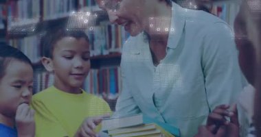 Öğretmen kütüphanede öğrencileri arıyor, sarı kitapları dağıtıyor ve öğrenciler öğrenmek için sayfaları çeviriyor. Edebiyat, eğitim, öğrenim, sınıf, çocukluk, okur yazarlık, okuma