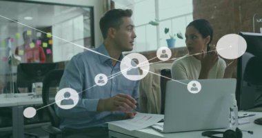 Çalışma arkadaşına rapor veren adam masadan geçen teknoloji ağı grafiğiyle verileri inceliyor. İşbirliği, yenilik, dijital, bağlantı, takım çalışması, modern, profesyonel