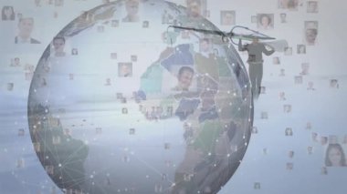 Dönen dünyanın yanına planör çerçeveli bir adam giriyor portreleri etkinleştiriyor ve teknoloji ağını oluşturuyor. Global, teknoloji, yenilik, ağ, bağlantı, soyut, fütüristik