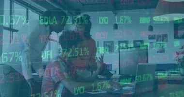 Meslektaşların tablete dokunması, canlandırılmış hisse senedi çizelgesinin örtüşmesine ve finans stratejisinin geliştirilmesine neden oluyor. İşbirliği, analitik, girişim, modern, takım çalışması, yenilik, dijital