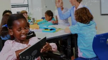 Öğrenci tıkırtısı tablet etkinleştirme denklemleri, öğretmen rehberlik grubu yazma eğitimi. Sınıf, işbirliği, erken eğitim, kapsayıcı öğrenme, öğrenme araçları, dijital etkileşim, öğrenci ilişkileri