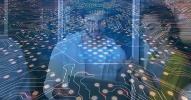 Adam dizüstü bilgisayarı kadın olarak açıyor, teknolojide uzmanlar arasında parlayan düğümler açıyor. Teknoloji, işbirliği, yenilik, veri, analitik, fütürizm, takım çalışması