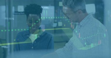 Danışman ve analist, yatırım planlaması için gelişen açık bir ekranda el kol hareketi yapıyor. Finans, takım çalışması, yenilik, veri görselleştirme, profesyonel, işbirliği, dijital