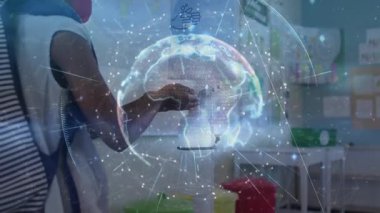 Okul koridorunda 3 boyutlu kürenin altındaki elleri sterilize etmek için başlığa basan çocuk sınıfa doğru yürüyor. Eğitim, hijyen, teknoloji, gençlik, modern, öğrenme, güvenlik