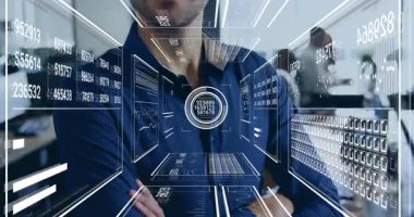 Orta yaşlı bir adam kamera teknolojisiyle yüzleşiyor. 3D ızgara şeklini alarak dairesel HUD tarama yüzüne dönüşüyor. Fütürist, dijital, yenilik, siber güvenlik, şirket, teknoloji, zarafet