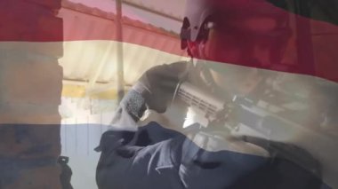 Önde gelen operatör eğitim taliminde sütun tarama koridoruna eğildi, takım arkadaşları arka tarafı kolluyor. Askeri, güvenlik, eğitim, takım çalışması, strateji, teknoloji, kesinlik