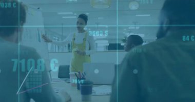 Sunucu çizelgeye basılı grafiği açıyor, animasyon çizelgesi yükseliyor ve iş büyümesini gösteriyor. Analizler, takım çalışması, yenilik, iş, profesyonel, strateji, işbirliği