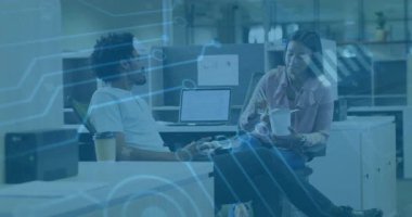 Erkek jest yapıyor ve kadın ofiste şehriye yiyor. Bu da teknik demo için nabız ölçümlerine neden oluyor. İşbirliği, yenilik, gündelik, modern, ağ oluşturma, dijital, teknoloji