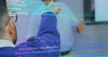 İş arkadaşı işlevleri açıklarken saydam JavaScript kodunu takip eden geliştirici. Teknoloji, yenilik, işbirliği, dijital, programlama, konferans, sunum