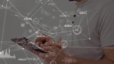 Veri analisti tableti tıklayarak gri stüdyoda analiz için girdap veri tablosu oluşturuyor. Teknoloji, yenilik, analitik, görselleştirme, iş dünyası, dijital, modern