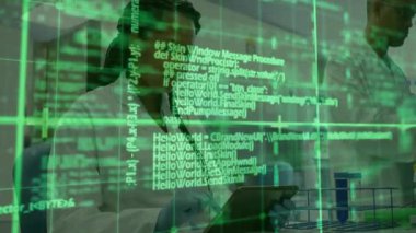 Yeşil kod, laboratuvar analizi için deney tüplerine dokunan bilim adamını gösteriyor. Teknoloji, yenilik, araştırma, deney, dijital, profesyonellik, bilimsel