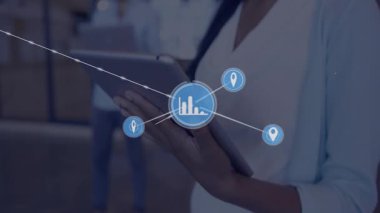 Kadın tıklaması ve tablet düzenleme şeması ve harita simgelerini iş bürosuna yerleştiriyor. Teknoloji, bağlantı, veri, yenilik, işbirliği, dijital, gelecekçi