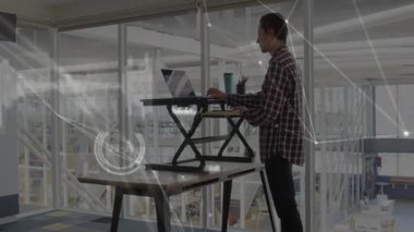 Dijital ağ yapısını haritalarken dizüstü bilgisayarda çalışan ve basamaklarda yazan adam. Teknoloji, yenilik, çalışma alanı, bağlantı, modern, profesyonel, dijital