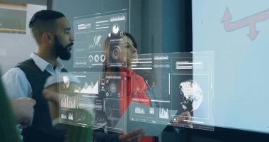 Ofisteki meslektaşlar gözünü kırmızı oku gösteren tahtaya dikiyor ve iş hologramlarındaki eğilimi takip ediyor. İşbirliği, veri analizi, profesyonel, yenilik, takım çalışması, sunum, fütüristik