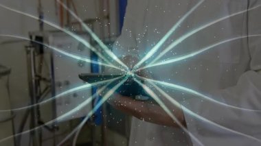 Erkek bilim adamı teknoloji laboratuvarında tablet tıklatıyor, sistemi kalibre ediyor ve etrafında veri akışlarını canlandırıyor. Gelecekçi, yenilikçi, dijital, teknoloji, bilim, arayüz, analitik