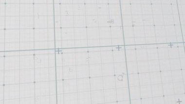 Gürültü üzerine titreşen noktalar devre şemasını oluşturuyor, asma kilit güvenliği gösteriyor. Güvenlik, şifreleme, dijital, teknoloji, koruma, yenilik, şematik