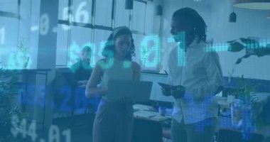 Dizüstü bilgisayara doğru hareket eden kadın, erkek tablet rehberliği tartışması olarak hisse kaplamasını başlatıyor. İşbirliği, teknoloji, finans, takım çalışması, veri, dijital, üretkenlik