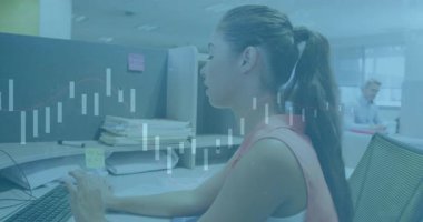 Hücrede klavyeye yazı yazan kadın işçi sonra da iş arkadaşına bakıp açık ofise giriyor. Ofis, takım çalışması, profesyonel, modern, işbirliği, üretkenlik, çalışma ortamı