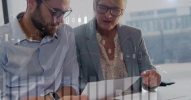 İş arkadaşları finansal verileri inceliyor ve animasyon şamdan çizelgeleriyle analiz ediyorlar. Takım çalışması, analiz, işbirliği, üretkenlik, modern, kurumsal anlayış