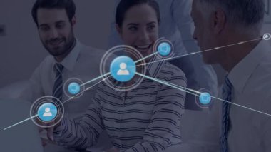 İş ekibi dizüstü bilgisayara yaslanıyor, mavi ağ simgesi gibi hareket ediyor ve düğümler genişliyor. İşbirliği, dijital, yenilik, teknoloji, takım çalışması, bağlantı, profesyonel