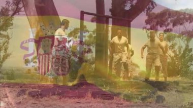 İlk asker öne çıkıyor ve hafif İspanyol bayrağıyla lastik talimine öncülük ediyor. Askeri, takım çalışması, çeviklik, dayanıklılık, dayanıklılık, disiplin, eğitim