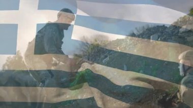 Ortak geldikten sonra asker tüfeği eline aldı ve savunma eğitiminde HUD ikonlarına yardım etti. Askeri, takım çalışması, yoldaşlık, esneklik, taktik, açık hava, dayanıklılık