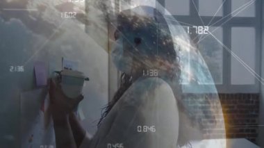 Elinde kahve ve kalemle içeri giren bir kadın, iş için gemiye notlar ve notlar yazıyor. İşbirliği, planlama, beyin fırtınası, yenilik, çalışma alanı, üretkenlik, strateji